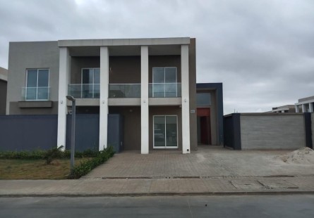 Anúncio Vivenda V4 com piscina e anexo, na Urbanização Boa Vida, Via Expressa.