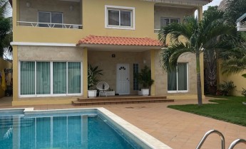 Anúncio Luxuosa vivenda V4 com piscina e anexo, por detrás da Mundial Seguro, Talatona.