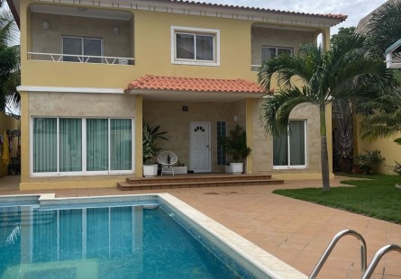 Anúncio Luxuosa vivenda V4 com piscina e anexo, por detrás da Mundial Seguro, Talatona.