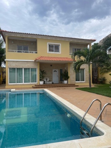 A Venda Luxuosa vivenda V4 com piscina e anexo, por detrás da Mundial Seguro, Talatona.