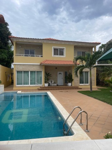 A Venda Luxuosa vivenda V4 com piscina e anexo, por detrás da Mundial Seguro, Talatona.
