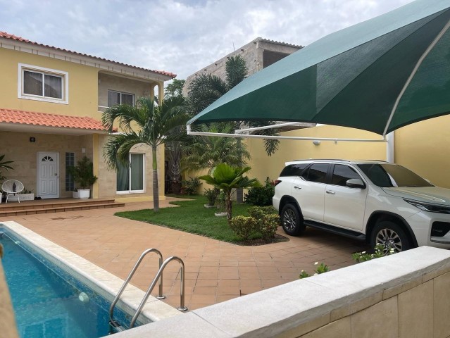 A Venda Luxuosa vivenda V4 com piscina e anexo, por detrás da Mundial Seguro, Talatona.