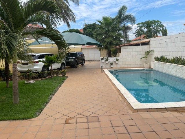 A Venda Luxuosa vivenda V4 com piscina e anexo, por detrás da Mundial Seguro, Talatona.
