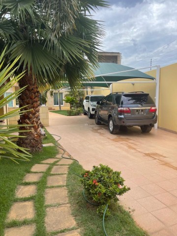 A Venda Luxuosa vivenda V4 com piscina e anexo, por detrás da Mundial Seguro, Talatona.