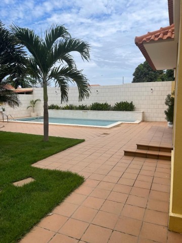 A Venda Luxuosa vivenda V4 com piscina e anexo, por detrás da Mundial Seguro, Talatona.
