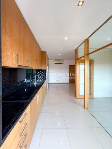 A Venda Luxuoso apartamento T4, no condomínio Ymoluanda, Talatona.