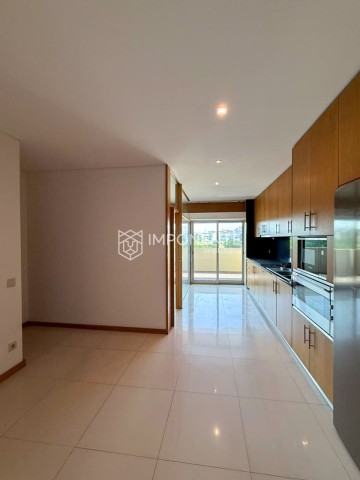 A Venda Luxuoso apartamento T4, no condomínio Ymoluanda, Talatona.