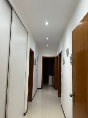 A Venda Apartamento T3, mobiliado, no condomínio Vale dos Pássaros - Talatona.