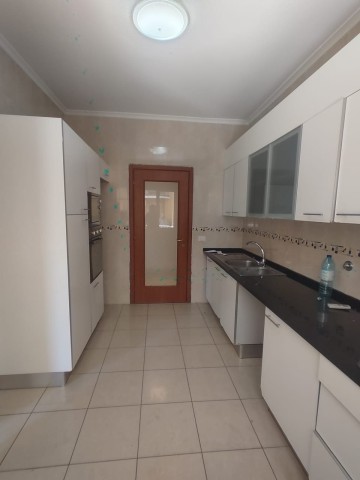A Venda Apartamento T3, no Condomínio Interland - Morro Bento.