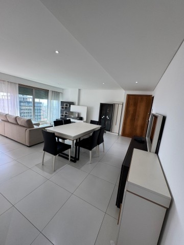 A Venda Luxuoso apartamento T2, mobiliado, no edifício Torres Oceano - Ingombota.