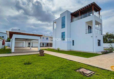 Anúncio Luxuosa vivenda V5 corporativa, no Patriota, a 500m do Banco Sol.