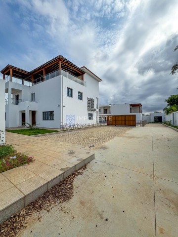A Venda Luxuosa vivenda V5 corporativa, no Patriota, a 500m do Banco Sol.