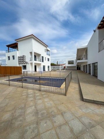 A Venda Luxuosa vivenda V5 corporativa, no Patriota, a 500m do Banco Sol.