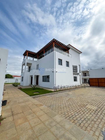 A Venda Luxuosa vivenda V5 corporativa, no Patriota, a 500m do Banco Sol.