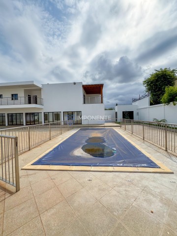 A Venda Luxuosa vivenda V5 corporativa, no Patriota, a 500m do Banco Sol.