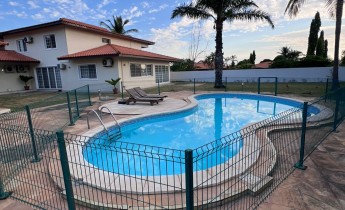 Comprar Vivenda V4 com anexo e piscina, mobiliada, no Condomínio Atlântico Sul, Talatona.