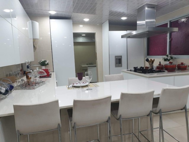 A Venda Vivenda V3 com anexo, na Ilha de Luanda.