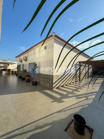 A Venda Luxuosa vivenda V4, com anexo e piscina, no Lar do Patriota, Benfica.