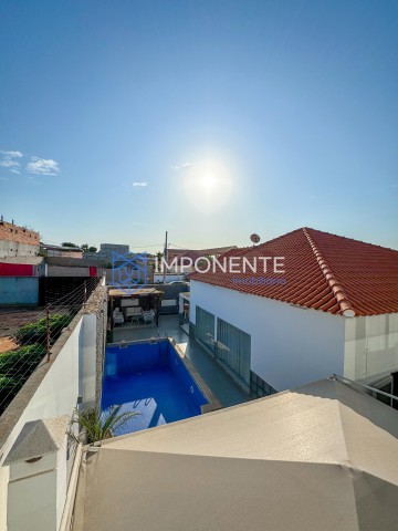 A Venda Luxuosa vivenda V4, com anexo e piscina, no Lar do Patriota, Benfica.