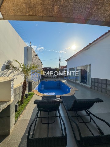 A Venda Luxuosa vivenda V4, com anexo e piscina, no Lar do Patriota, Benfica.