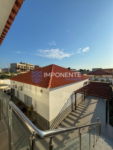 A Venda Luxuosa vivenda V4, com anexo e piscina, no Lar do Patriota, Benfica.