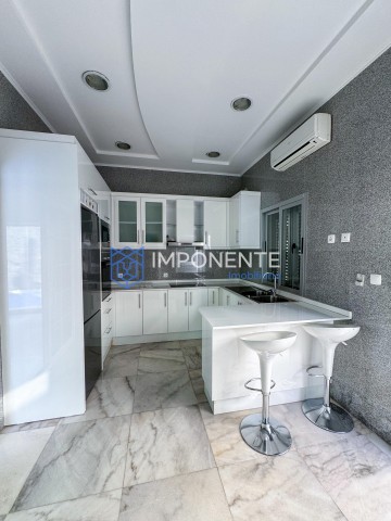 A Venda Luxuosa vivenda V4, com anexo e piscina, no Lar do Patriota, Benfica.