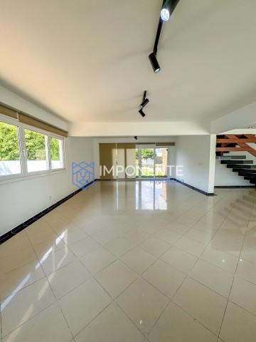 A Venda Luxuosa vivenda V4, com anexo e piscina, no Condomínio Atlântico Sul, Talatona.