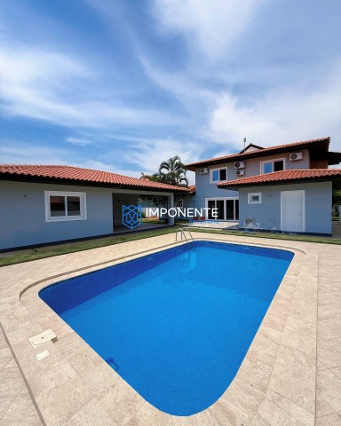 A Venda Luxuosa vivenda V4, com anexo e piscina, no Condomínio Atlântico Sul, Talatona.