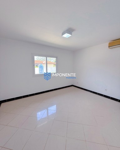 A Venda Luxuosa vivenda V4, com anexo e piscina, no Condomínio Atlântico Sul, Talatona.