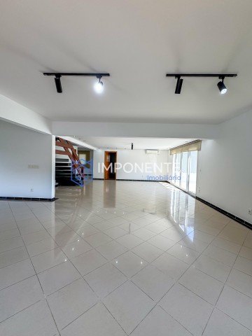 A Venda Luxuosa vivenda V4, com anexo e piscina, no Condomínio Atlântico Sul, Talatona.
