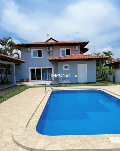 A Venda Luxuosa vivenda V4, com anexo e piscina, no Condomínio Atlântico Sul, Talatona.