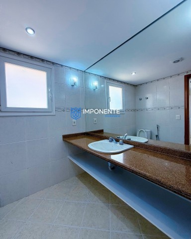 A Venda Luxuosa vivenda V4, com anexo e piscina, no Condomínio Atlântico Sul, Talatona.