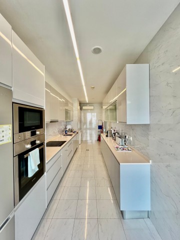 A Venda Luxuoso apartamento T3 vista ao mar, no Edifício Dinette na Ilha de Luanda.