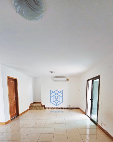 A Venda Vivenda V3 dúplex, no Condomínio Luar de Talatona, Talatona.