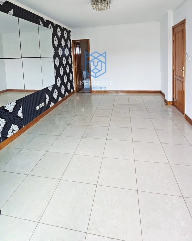 A Venda Vivenda V3 dúplex, no Condomínio Luar de Talatona, Talatona.