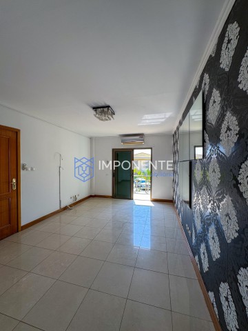 A Venda Vivenda V3 dúplex, no Condomínio Luar de Talatona, Talatona.