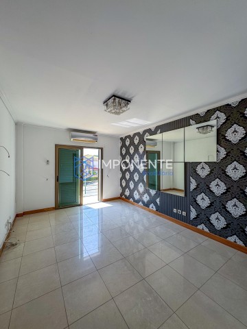 A Venda Vivenda V3 dúplex, no Condomínio Luar de Talatona, Talatona.