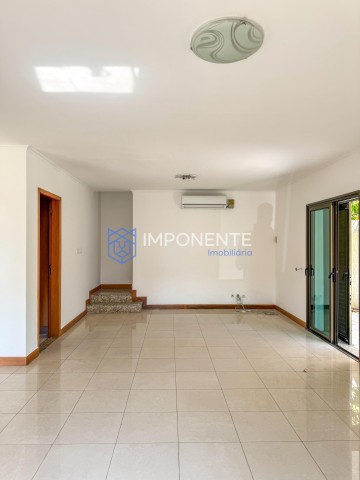 A Venda Vivenda V3 dúplex, no Condomínio Luar de Talatona, Talatona.