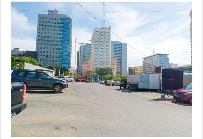 A Venda Edifício Comercial e residencial (1.º Andar), nas Ingombotas.