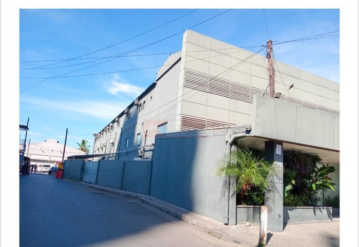 A Venda Edifício Comercial e residencial (1.º Andar), nas Ingombotas.