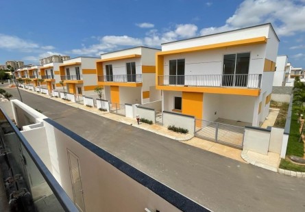 Vivenda V3 duplex, no Condomínio Orlando - Kilamba.