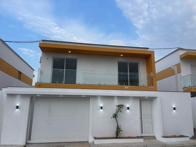 A Venda Vivenda V3 duplex, no Condomínio Orlando - Kilamba.