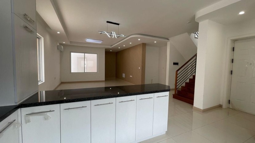 A Venda Vivenda V3 duplex, no Condomínio Orlando - Kilamba.