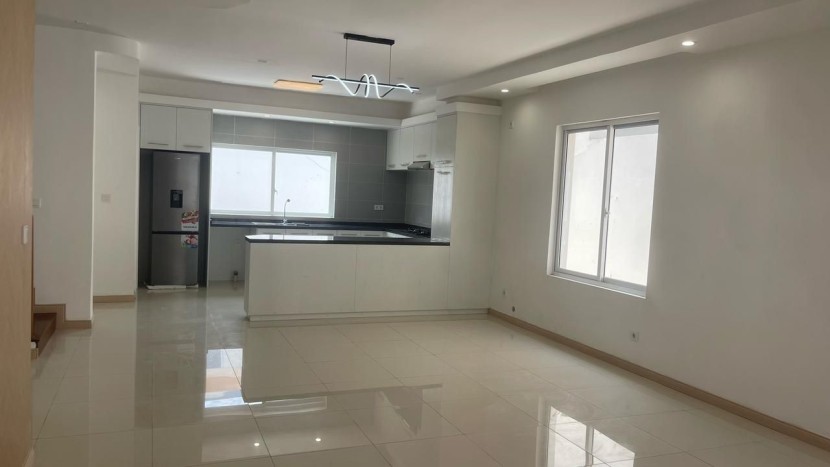 A Venda Vivenda V3 duplex, no Condomínio Orlando - Kilamba.