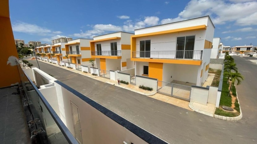 A Venda Vivenda V3 duplex, no Condomínio Orlando - Kilamba.