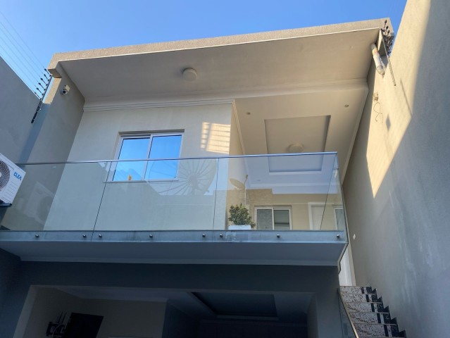 A Venda Vivenda V4 com piscina, mobiliada, na Vila Alice, Rua da liberdade.