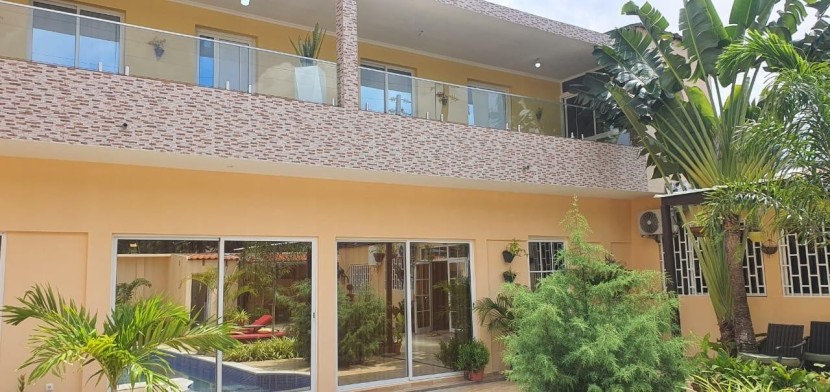 A Venda Vivenda V5 com piscina e anexo, no Camama, a escassos metros, do Deskontão