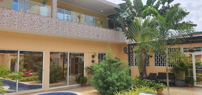A Venda Vivenda V5 com piscina e anexo, no Camama, a escassos metros, do Deskontão