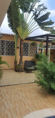 A Venda Vivenda V5 com piscina e anexo, no Camama, a escassos metros, do Deskontão