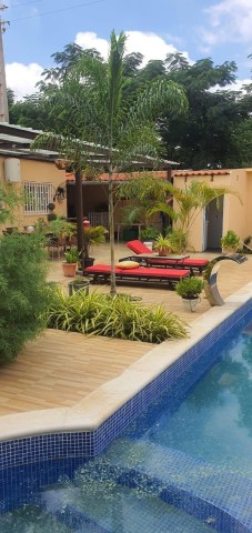 A Venda Vivenda V5 com piscina e anexo, no Camama, a escassos metros, do Deskontão
